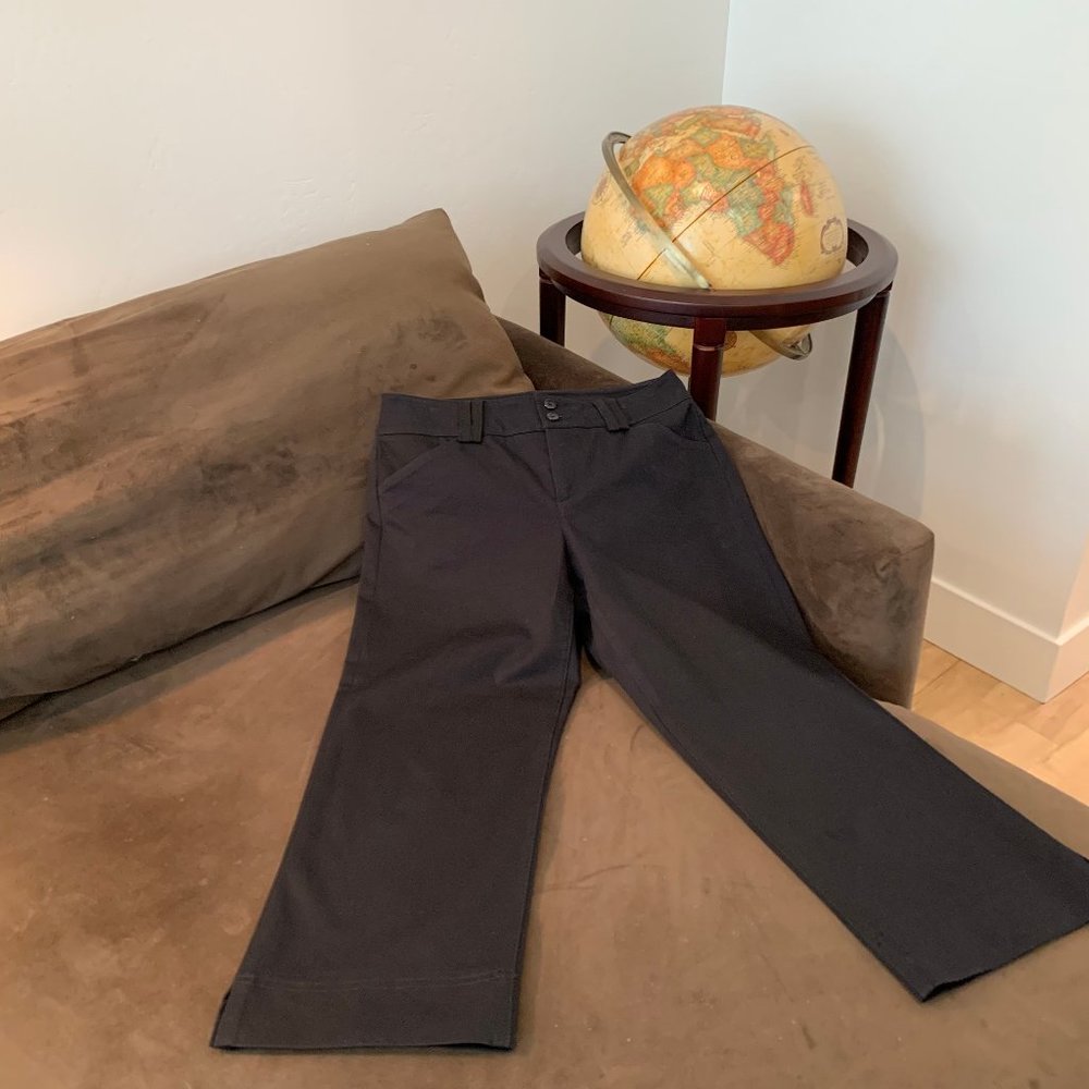 Womyn Black Capris